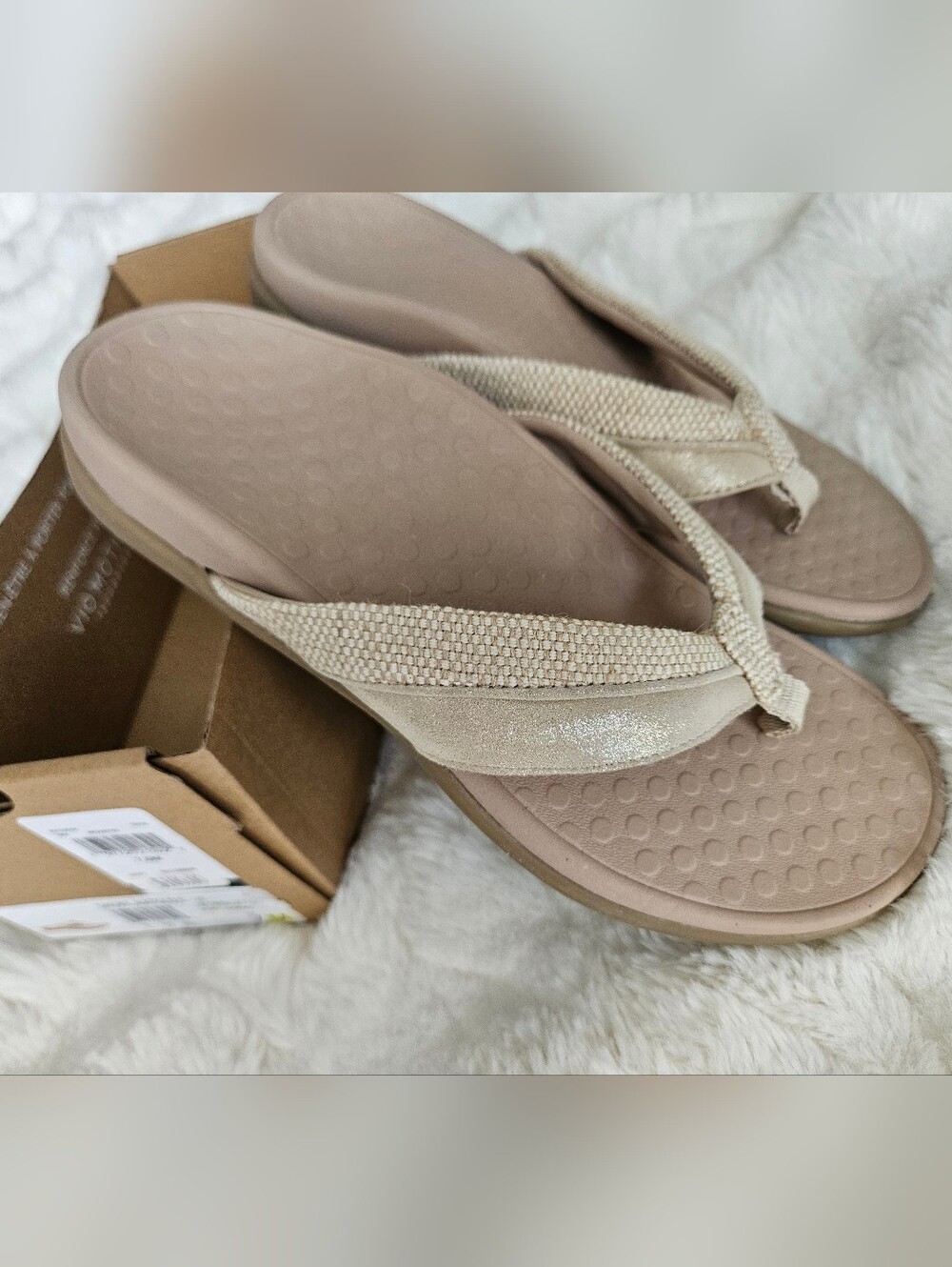 New In Box Womens Vionic Shore in Natural/Gold Soze US 7